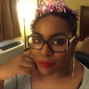 Meet your Posher, Ebony